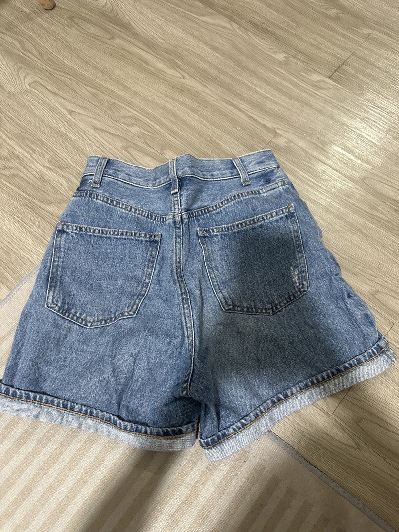 Uniqlo Denim Shorts Size 25 (Category: Shorts) located in Quezon City. Submitted by wornbykc (Listing ID 1433073542, Image 3). Description: - Uniqlo denim shorts - Size 25 - Light blue wash - Distressed detail on front - 100% cotton - Classic five-pocket design - Button and zipper closure - Folded hem - Perfect for casual wear.