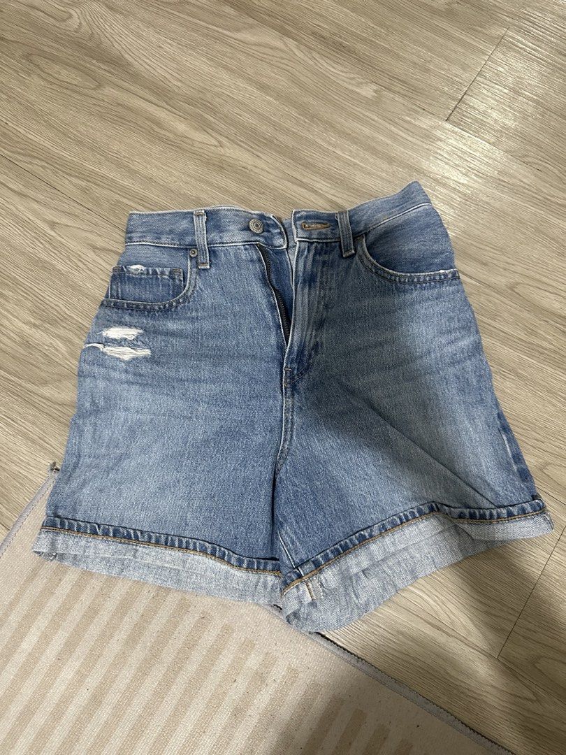 Uniqlo Denim Shorts Size 25 (Category: Shorts) located in Quezon City. Submitted by wornbykc (Listing ID 1433073542, Image 1). Description: - Uniqlo denim shorts - Size 25 - Light blue wash - Distressed detail on front - 100% cotton - Classic five-pocket design - Button and zipper closure - Folded hem - Perfect for casual wear.