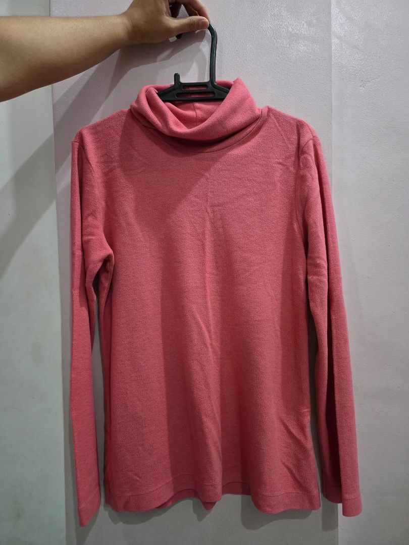 Uniqlo Long Sleeve Heat Tech (Category: Longsleeves) located in Valenzuela. Submitted by cbianx (Listing ID 1433110942, Image 1). Description: - Uniqlo long sleeve turtleneck sweater - Coral color - Size: M - Material: 70% acrylic, 30% rayon - Made in China - Features: Long sleeves, turtleneck collar - heat tech.