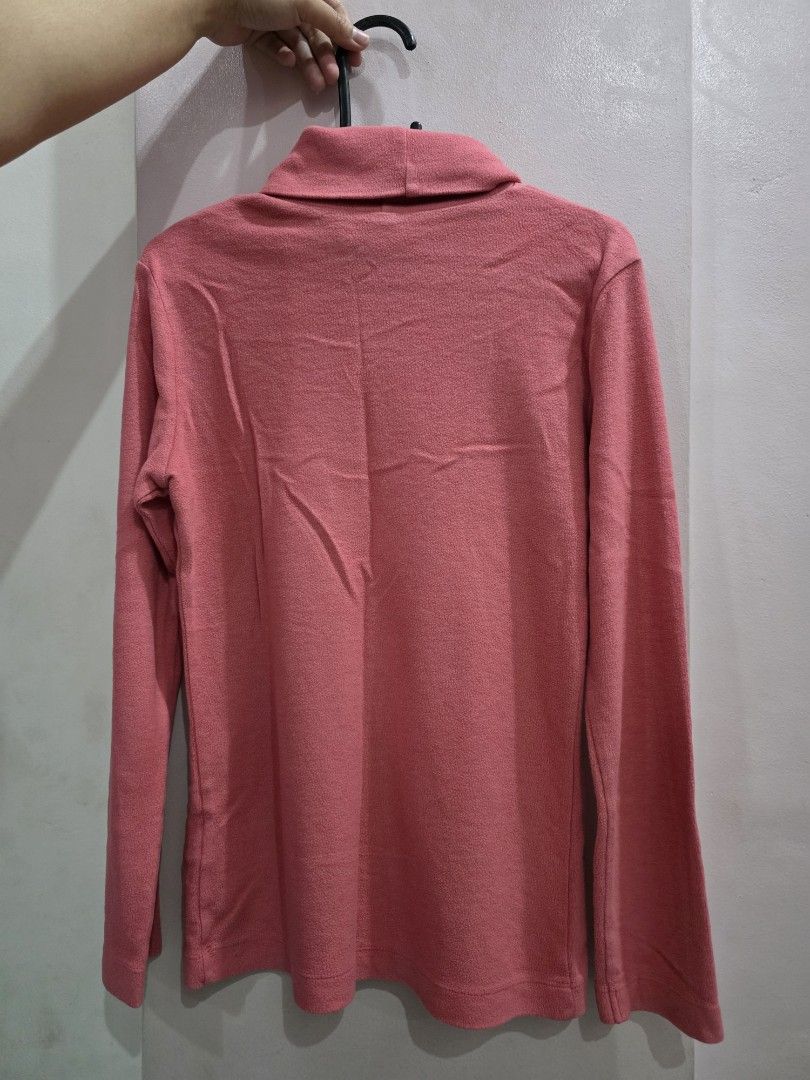 Uniqlo Long Sleeve Heat Tech (Category: Longsleeves) located in Valenzuela. Submitted by cbianx (Listing ID 1433110942, Image 3). Description: - Uniqlo long sleeve turtleneck sweater - Coral color - Size: M - Material: 70% acrylic, 30% rayon - Made in China - Features: Long sleeves, turtleneck collar - heat tech.