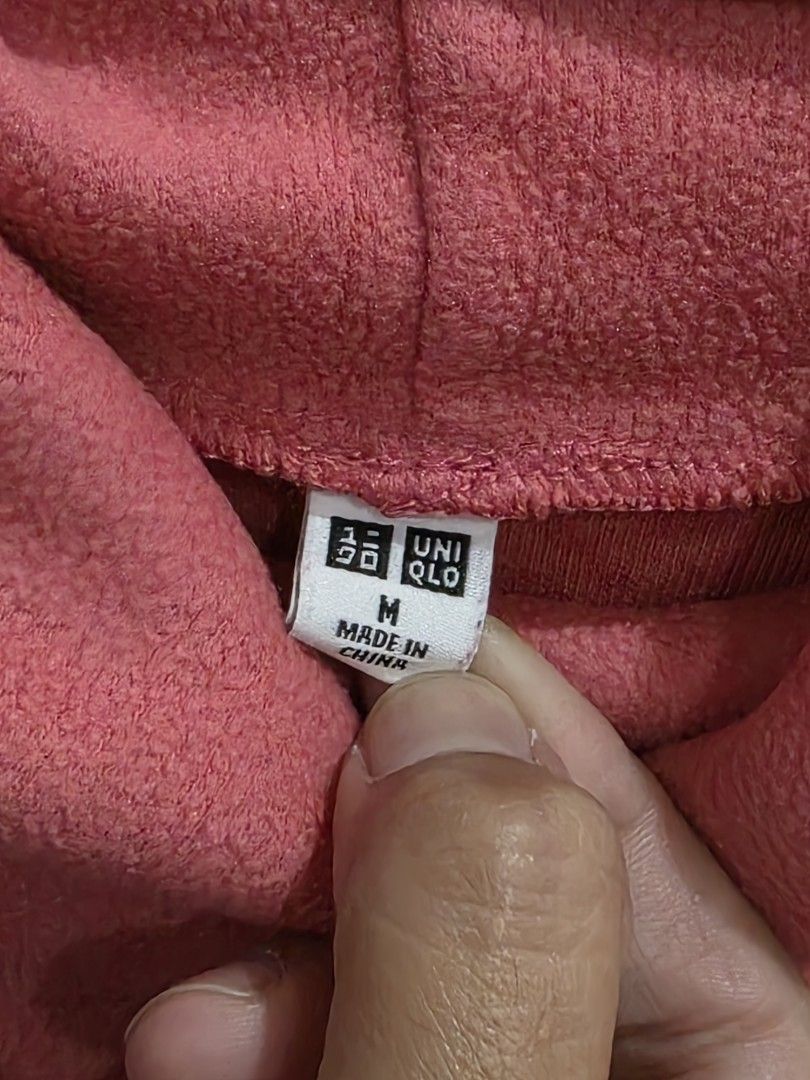 Uniqlo Long Sleeve Heat Tech (Category: Longsleeves) located in Valenzuela. Submitted by cbianx (Listing ID 1433110942, Image 2). Description: - Uniqlo long sleeve turtleneck sweater - Coral color - Size: M - Material: 70% acrylic, 30% rayon - Made in China - Features: Long sleeves, turtleneck collar - heat tech.