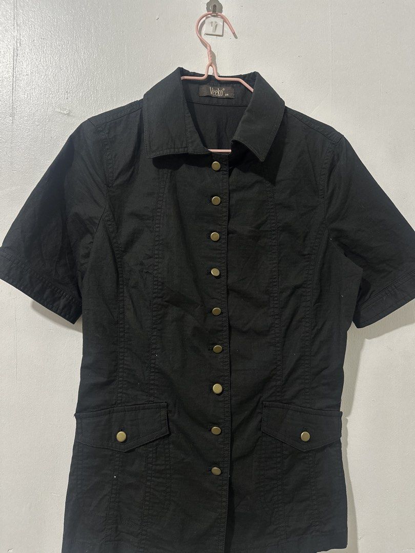 Veeko Black Short Sleeve Blouse (Category: Blouses) located in Manila. Submitted by rfibe (Listing ID 1433189369, Image 2). Description: - Veeko black short sleeve blouse - Size: S - Features: - Collared neckline - Button-down front - Two front pockets - Tie-waist detail at the back - Material: 96% cotton, 4% spandex - Design: Classic and versatile, suitable for various occasions..