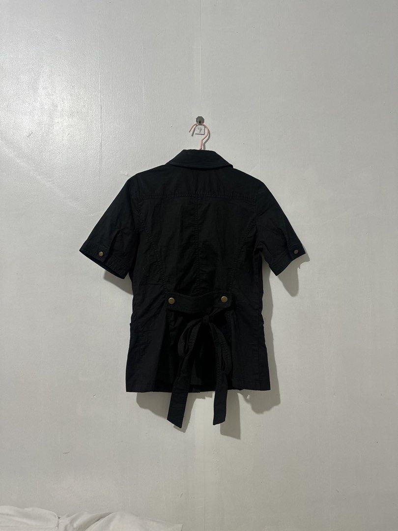 Veeko Black Short Sleeve Blouse (Category: Blouses) located in Manila. Submitted by rfibe (Listing ID 1433189369, Image 3). Description: - Veeko black short sleeve blouse - Size: S - Features: - Collared neckline - Button-down front - Two front pockets - Tie-waist detail at the back - Material: 96% cotton, 4% spandex - Design: Classic and versatile, suitable for various occasions..