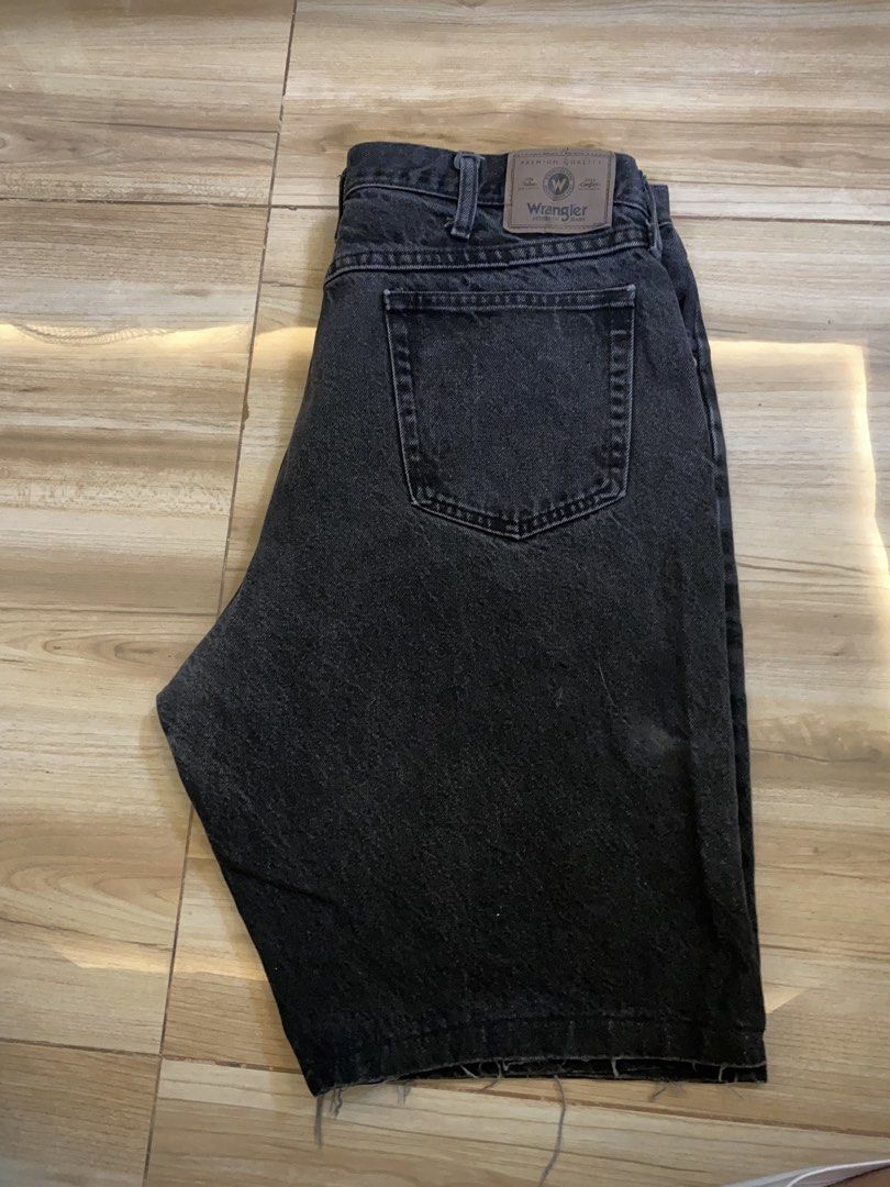 Wrangler Jorts (Category: Shorts) located in Rizal. Submitted by declutterwithbongcha (Listing ID 1433002159, Image 2). Description: Black Denim Wrangler Jorts - Button closure - Features Wrangler patch - Relaxed fit Waist - 38 Length - 23.5 MOP: GCASH MOD : JNT, SF shouldered by the buyer.