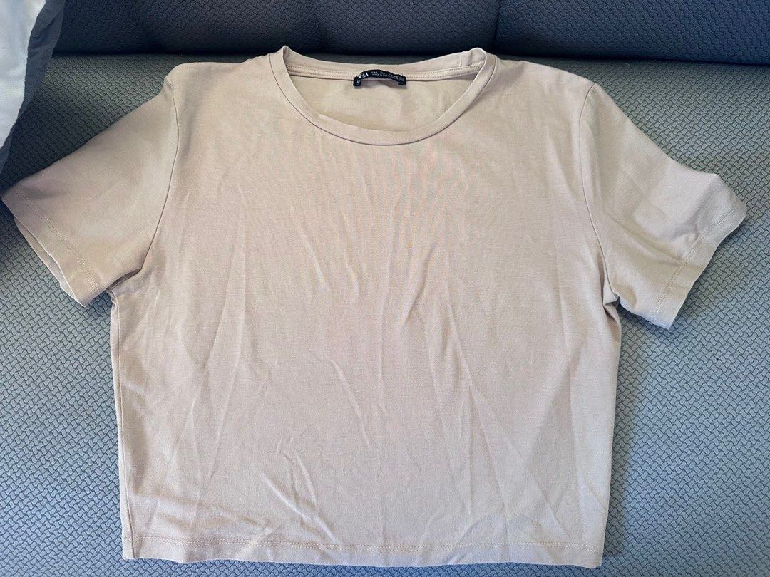 Zara cropped top /shirt (Category: Shirts) located in Iloilo. Submitted by letstradee (Listing ID 1433002023, Image 1). Description: Meron konti stain sa likod not sure if matanggal pag nawash.