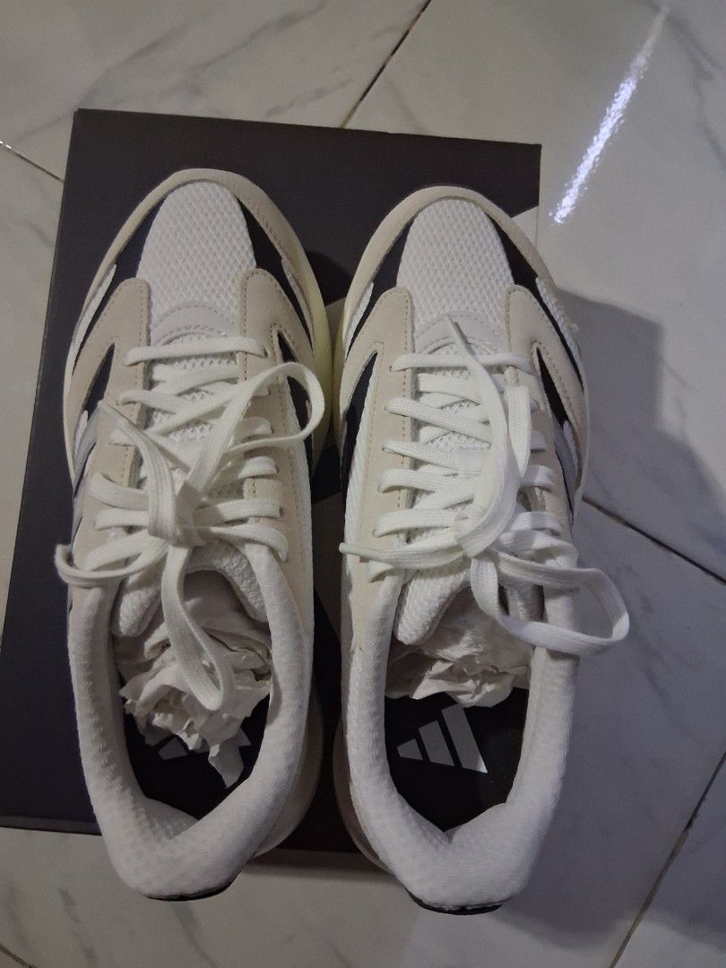 Adidas LIGHTMOTION T29 Sneakers - JQ9650 (Category: Sneakers) located in Manila. Submitted by lhiam311 (Listing ID 1429762367, Image 2). Description: Adidas LIGHTMOTION T29 sneakers in white and black. The shoes are new and come with the original box. The box shows the model number JQ9650 and a price of PHP 3,800. The size is 7 (US) and 40 (EU)..