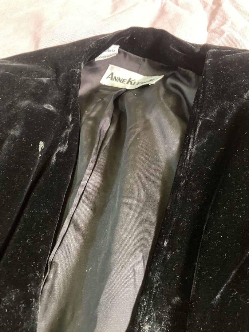 Anne Klein Black Velvet Blazer (Category: Coats, Jackets and Outerwear) located in Caloocan City. Submitted by canne1991 (Listing ID 1429835199, Image 1). Description: .