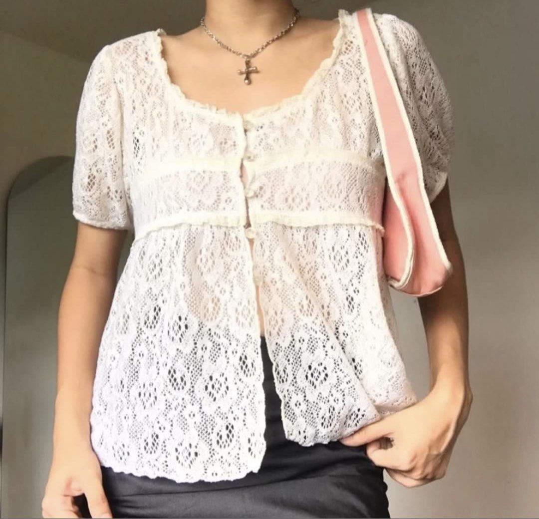 Dirty White Vintage Lace Top (Category: Sleeveless) located in Bayombong. Submitted by vintednivia (Listing ID 1429719956, Image 3). Description: small-medium frames .