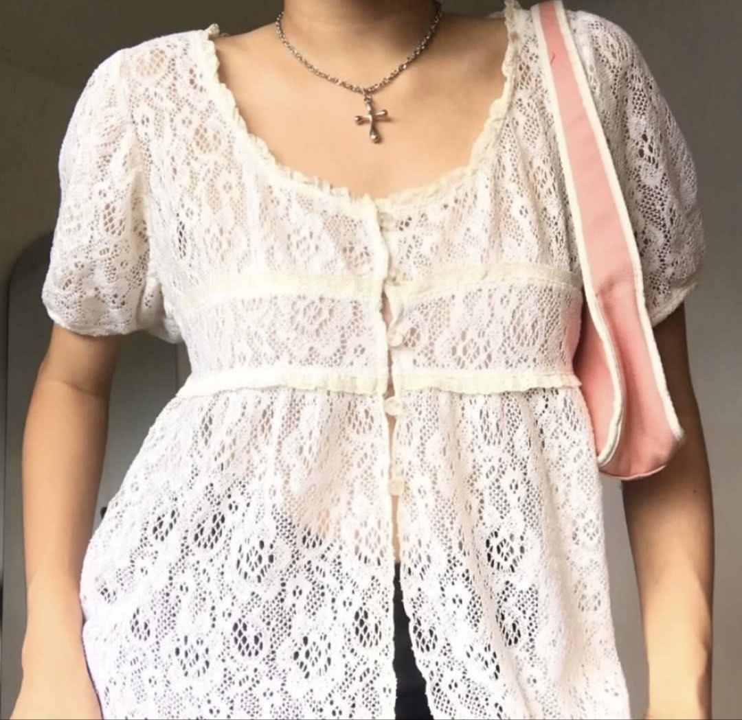 Dirty White Vintage Lace Top (Category: Sleeveless) located in Bayombong. Submitted by vintednivia (Listing ID 1429719956, Image 2). Description: small-medium frames .