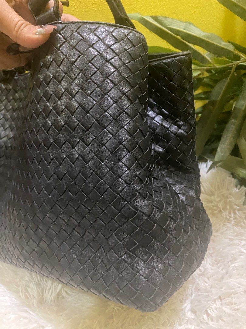 BOTTEGA VENETA TOTE BAG (Category: Luxury Bags & Wallets) located in Bacolod City. Submitted by chuchaystuffs (Listing ID 1429669871, Image 3). Description: Tanggal po plate Nya sa inside part and ykk ung side Ng zip see pics to appreciate .