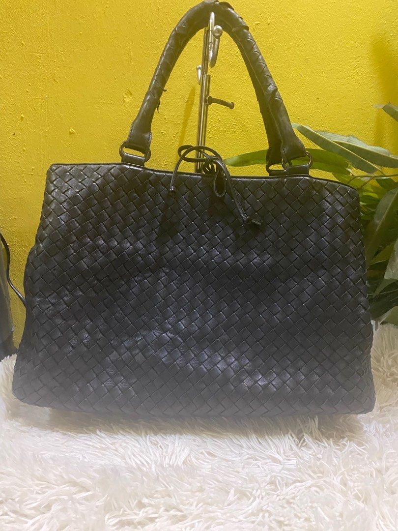 BOTTEGA VENETA TOTE BAG (Category: Luxury Bags & Wallets) located in Bacolod City. Submitted by chuchaystuffs (Listing ID 1429669871, Image 2). Description: Tanggal po plate Nya sa inside part and ykk ung side Ng zip see pics to appreciate .