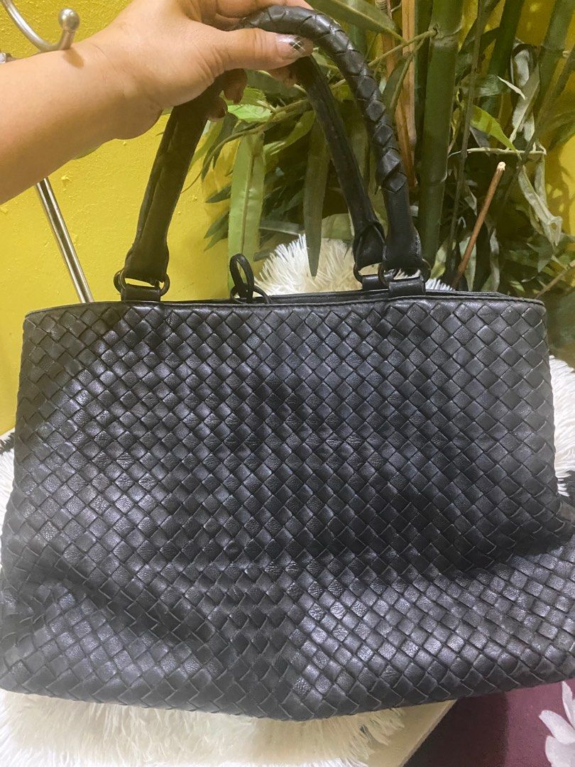 BOTTEGA VENETA TOTE BAG (Category: Luxury Bags & Wallets) located in Bacolod City. Submitted by chuchaystuffs (Listing ID 1429669871, Image 1). Description: Tanggal po plate Nya sa inside part and ykk ung side Ng zip see pics to appreciate .