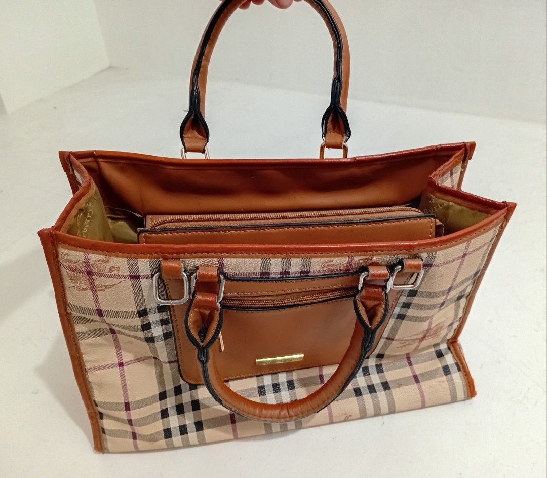 Burberry DOCUMENT TOTEBAG (Category: Luxury Bags & Wallets) located in Manila. Submitted by eriiicaspage (Listing ID 1429702530, Image 2). Description: PREOWNED LIGHTLY USED WellUsed Burb€rry Document Tote bag MEDIUM -LARGE Zipper Closure No code Rubs sa Edging, Good Condition 8.9/10.
