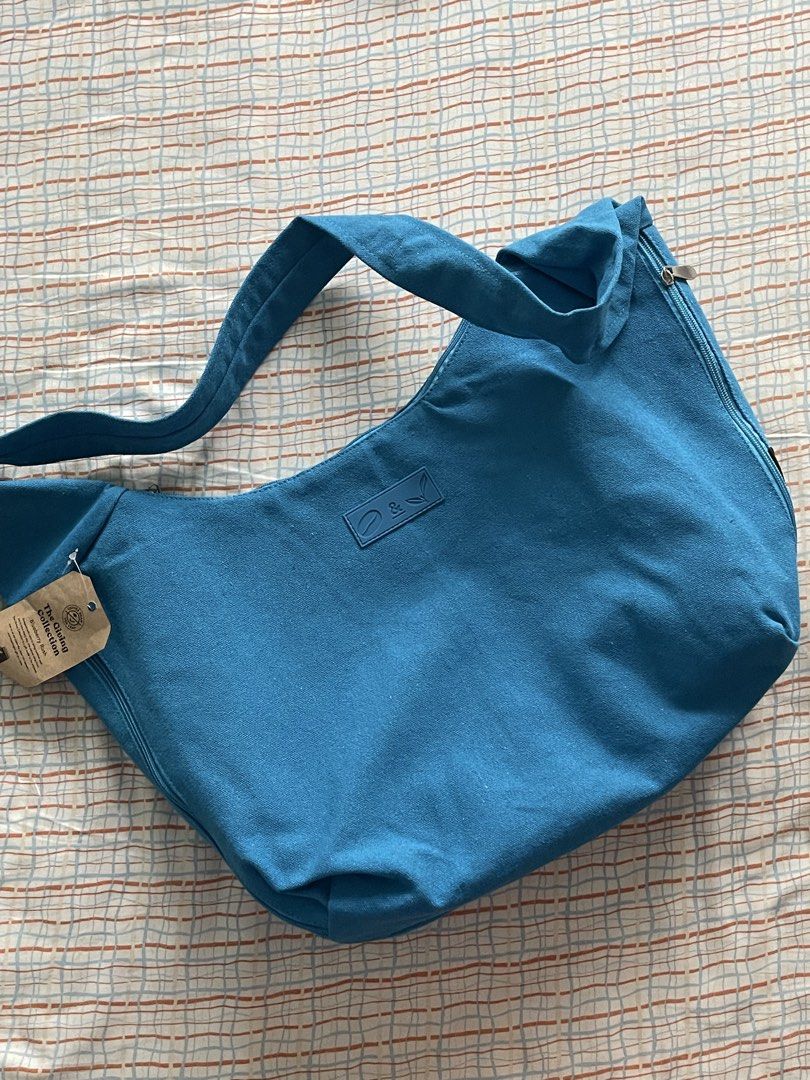 CBTL bag Blueberry Rush Canvas Tote (Category: Shoulder Bags) located in Quezon City. Submitted by ewyeung (Listing ID 1429738397, Image 1). Description: Never used CBTL Giving Collection Blueberry rush canvas bag.