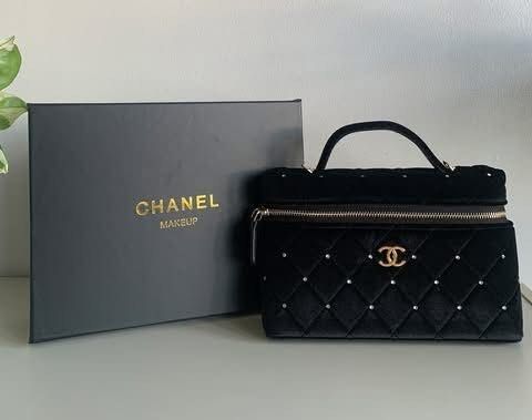 Chanel GWP bag (Category: Makeup) located in Pasig City. Submitted by _secondchances (Listing ID 1429672072, Image 1). Description: Super nice ang hardware used once .