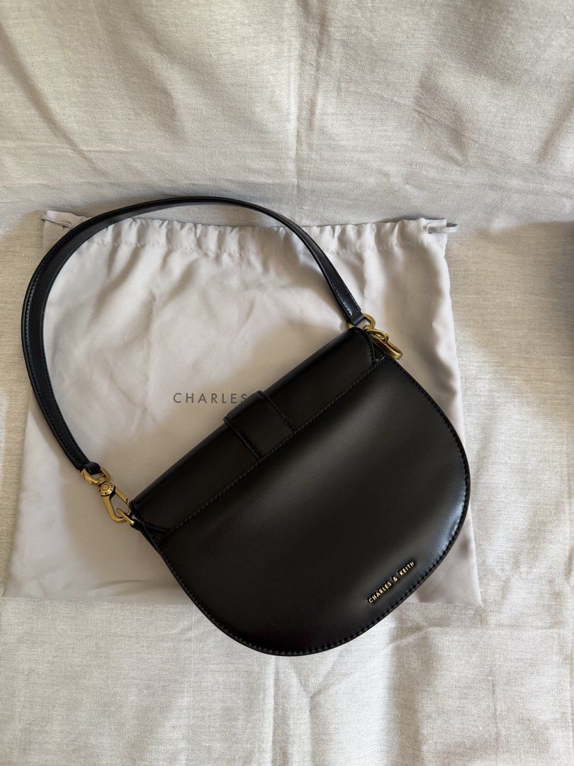 charles & keith gabine saddle black (Kategori: Tas & Dompet Wanita) berada di Banyuwangi. Dikirim oleh alyacloset (ID iklan 1429720624, Gambar 3). Deskripsi: 100% original no kw kw no defect no minus masih mulus lusss kelengkapan seperti di foto dapet tali tambahan masih belum dibuka malah bungkusnya heheh harga barunya di store lumayan loh🤫 .