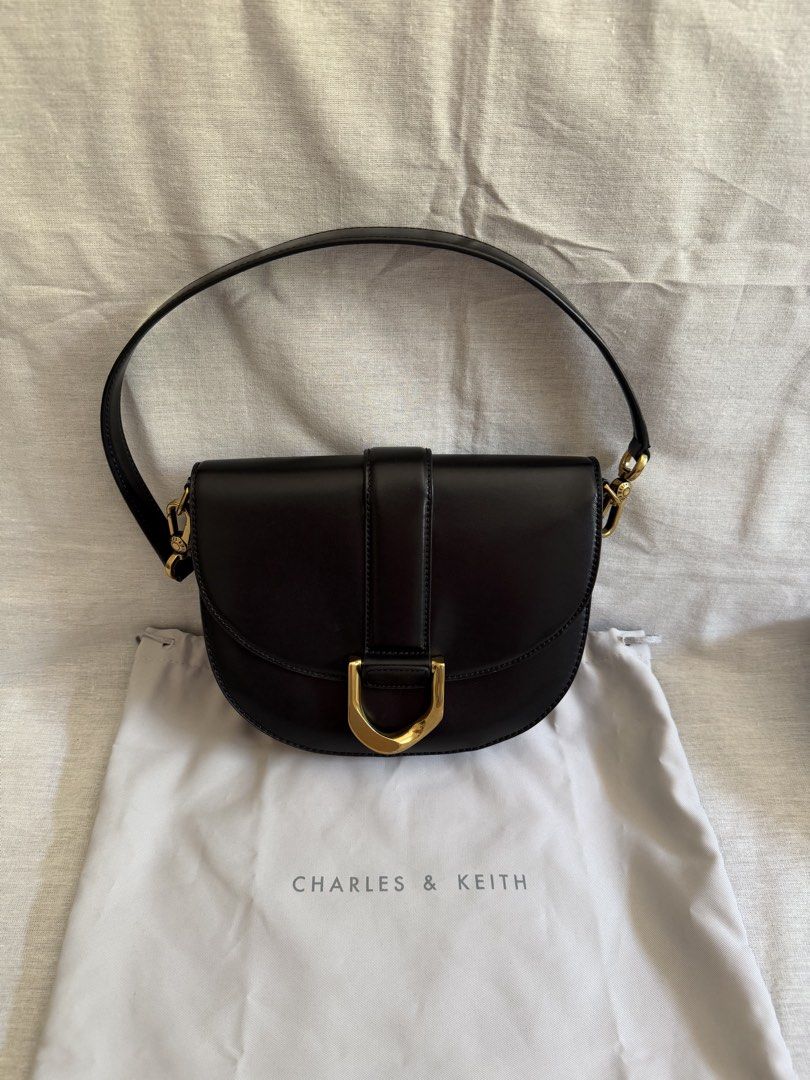 charles & keith gabine saddle black (Kategori: Tas & Dompet Wanita) berada di Banyuwangi. Dikirim oleh alyacloset (ID iklan 1429720624, Gambar 2). Deskripsi: 100% original no kw kw no defect no minus masih mulus lusss kelengkapan seperti di foto dapet tali tambahan masih belum dibuka malah bungkusnya heheh harga barunya di store lumayan loh🤫 .