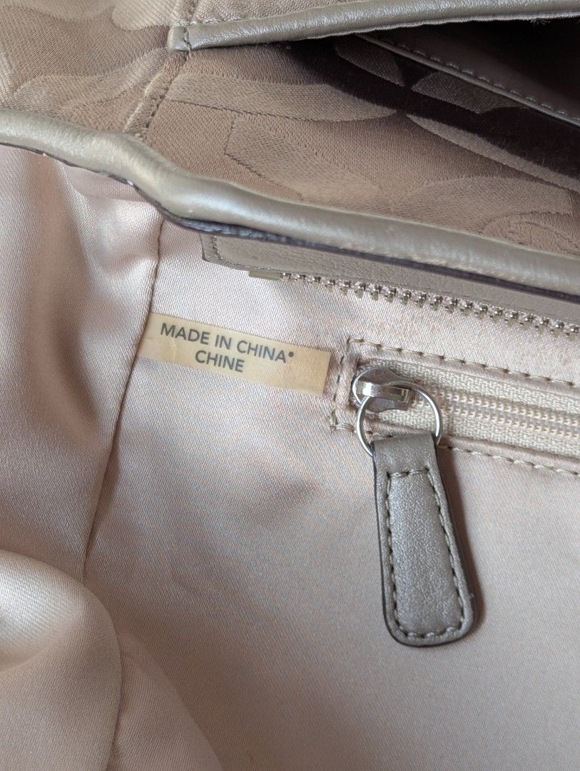 Coach Signature Tote Bag (Category: Luxury Bags & Wallets) located in Manila. Submitted by eladp (Listing ID 1429774337, Image 2). Description: 🌼original preloved items or you money back guaranteed. 🩷details: Coach tote bag in a neutral color. Features a signature pattern and multiple interior pockets. Includes a zipper closure and a Coach hang tag. The bag has double handles and a structured shape. Made in China. 🌼Clean and ready to use. With