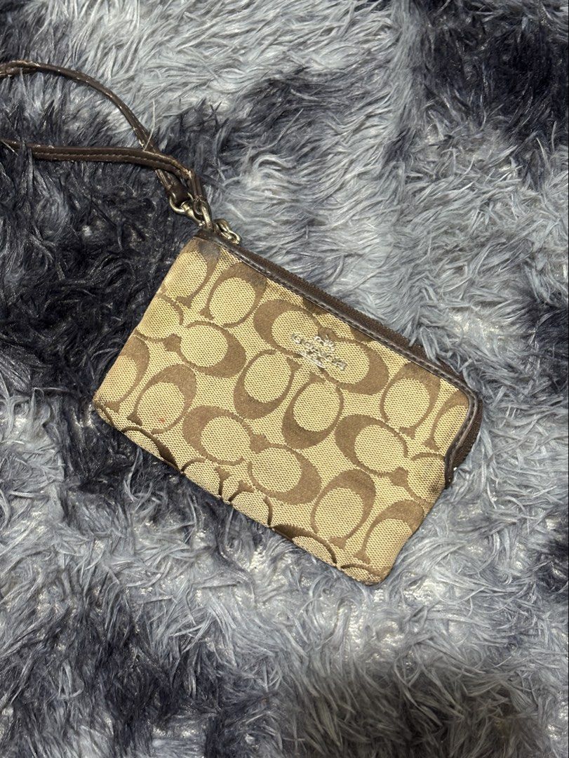 Coach Signature Wristlet (Category: Luxury Bags & Wallets) located in Manila. Submitted by elianner (Listing ID 1429706102, Image 1). Description: Condition: – Preloved with visible rubs/wear on the wristlet strap – Needs cleaning (some dirt marks) – Zipper is broken (for repair).