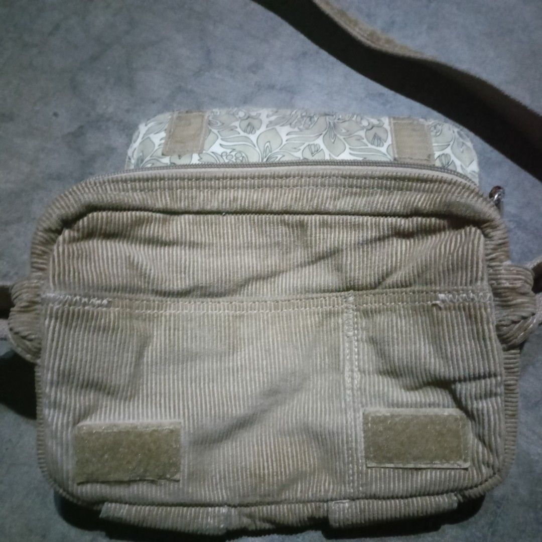 Corduroy Levi's Custom Sling Bag (Category: Luxury Bags & Wallets) located in Penaranda. Submitted by flipmopickmo (Listing ID 1429743849, Image 2). Description: Levi's Custom Sling bag features a corduroy exterior with multiple pockets. It has a patterned interior lining and a long adjustable strap. The bag has a flap closure with snap buttons..