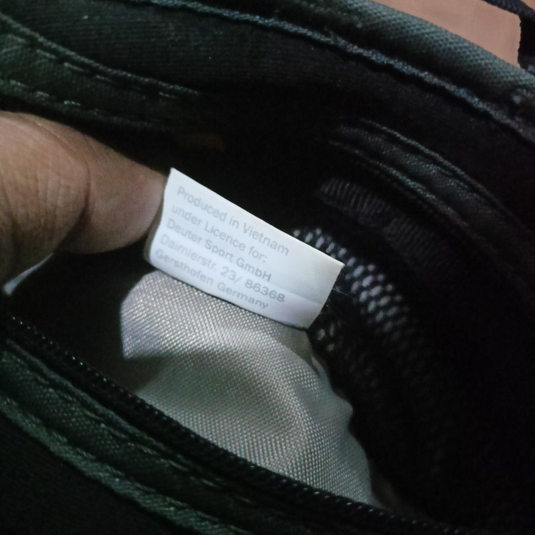 Deuter Waist Bag (Category: Belt bags, Clutches and Pouches) located in Penaranda. Submitted by flipmopickmo (Listing ID 1429743846, Image 2). Description: Black Deuter waist bag. Features a main compartment and a smaller zippered pocket. Includes an adjustable waist strap. The bag is produced in Vietnam under license for Deuter Sport GmbH, Germany. The model number is 39616..