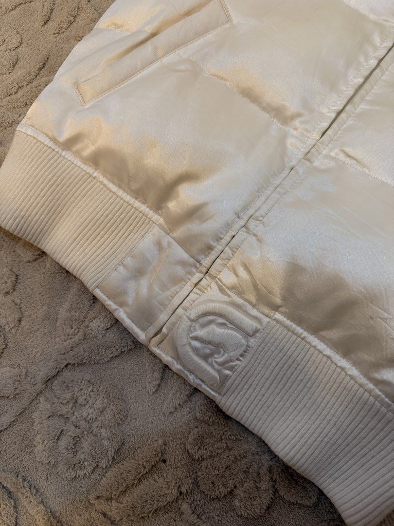 Ecko puffer vest (Category: Coats, Jackets and Outerwear) located in Cavite. Submitted by dalowf (Listing ID 1429679618, Image 3). Description: 22.5 width 25 length needs wash minimal stain.