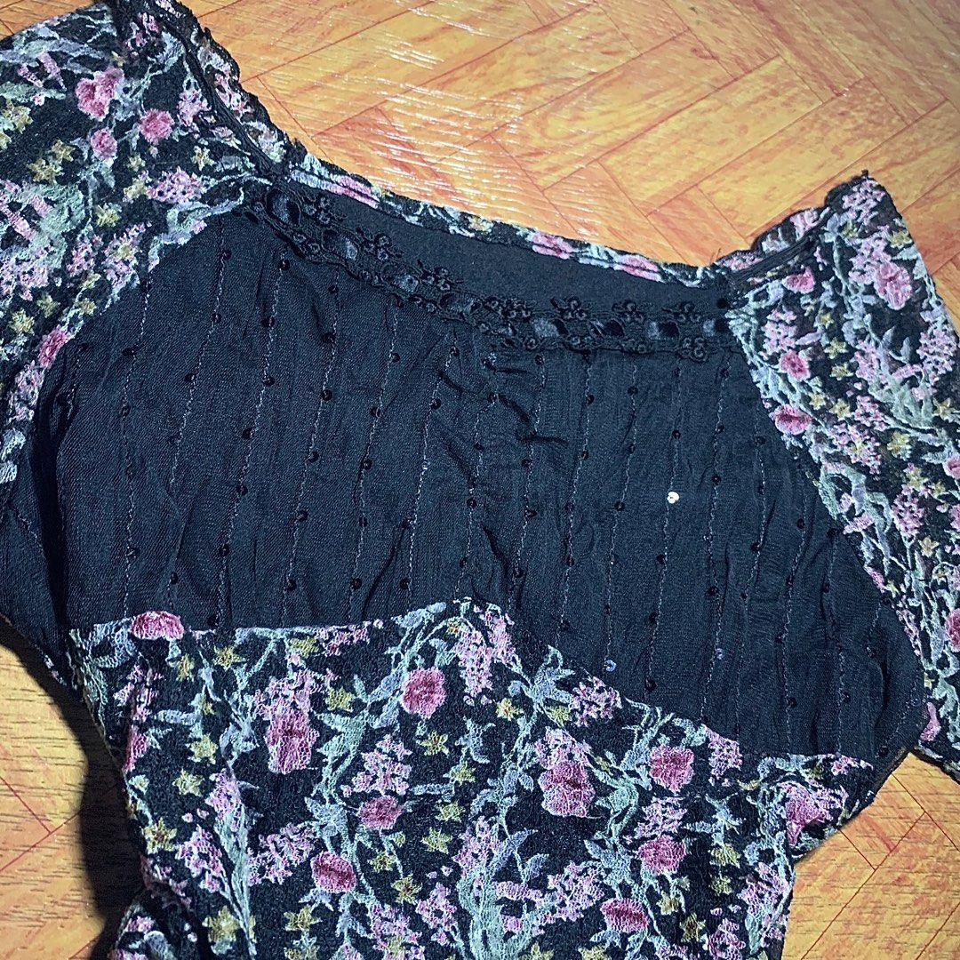 Floral Print Long Sleeve Blouse (Category: Blouses) located in Cebu City. Submitted by selamethrift (Listing ID 1429676672, Image 3). Description: Blouse features a beautiful floral print with long sleeves. It has a black lace detail on the neckline and hem. The blouse has a unique design with a combination of floral fabric and black fabric on the front. It has a tulle hemline for added style..