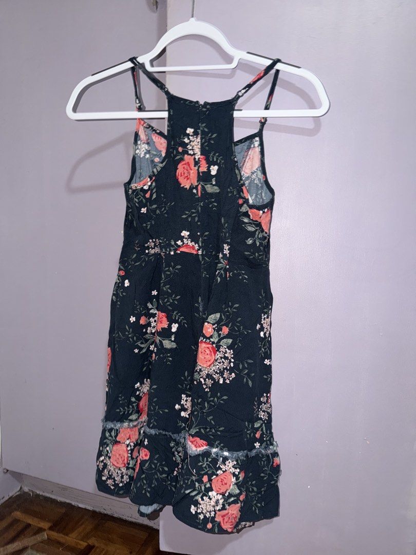 Floral Print Spaghetti Strap Dress (Category: Dresses) located in Paranaque City. Submitted by panchobees (Listing ID 1429678757, Image 2). Description: - perfect for summer! - breathable fabric - has adjustable straps.