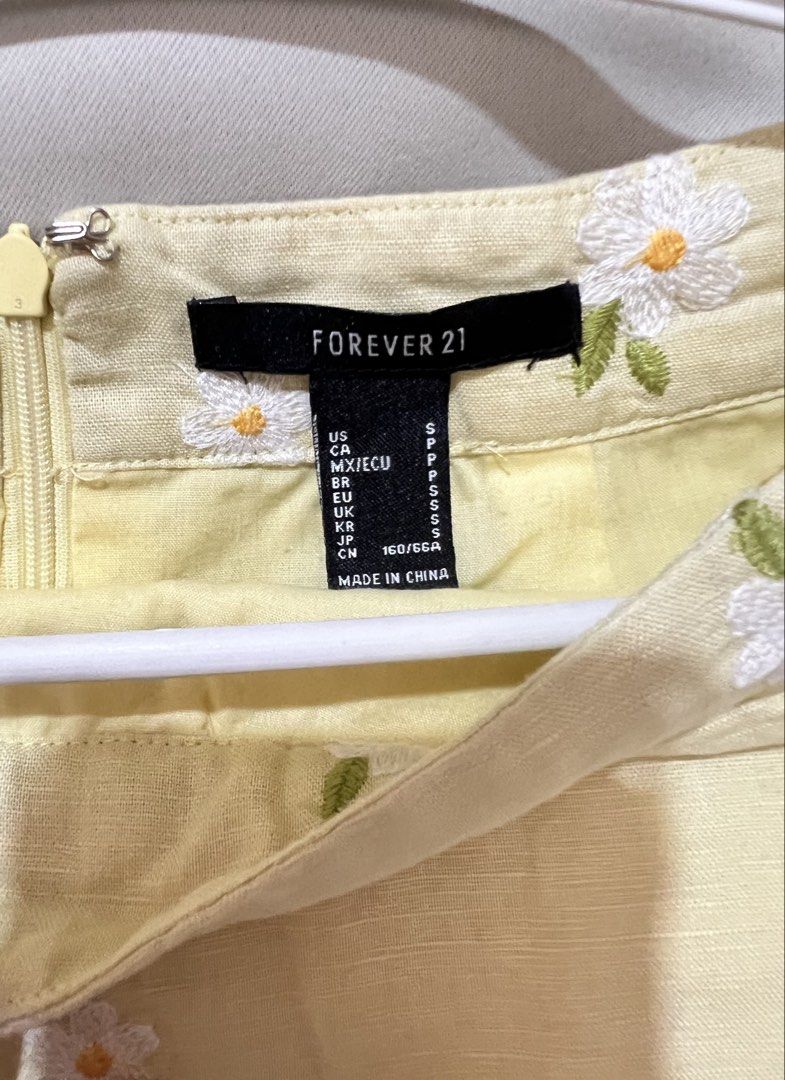 Forever 21 Embroidered Daisy Skirt (Category: Skirts) located in Quezon City. Submitted by dxbmd (Listing ID 1429774251, Image 2). Description: F21 Dubai Used once only ✨.