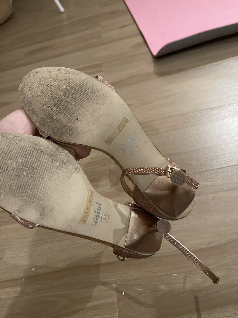 Gibi sandals gold/ rose gold (Category: Flats & Sandals) located in Quezon City. Submitted by cara_young (Listing ID 1429773275, Image 3). Description: Worn once After non natambak lang My foot size is 24.5 cm.