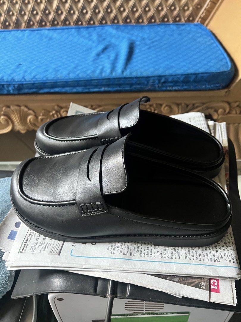 GU MULE Black Leather Loafers (Category: Dress Shoes) located in Abucay. Submitted by selftaught (Listing ID 1429757088, Image 2). Description: .