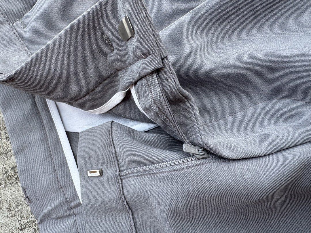 Hendel Widefit Gray Trousers (Category: Trousers) located in Baguio. Submitted by cygsami (Listing ID 1429717595, Image 3). Description: Hendel Pleated Trousers 32 in (waist) 41.5 in (length) 9 in (leg opening) 12 in (thigh).