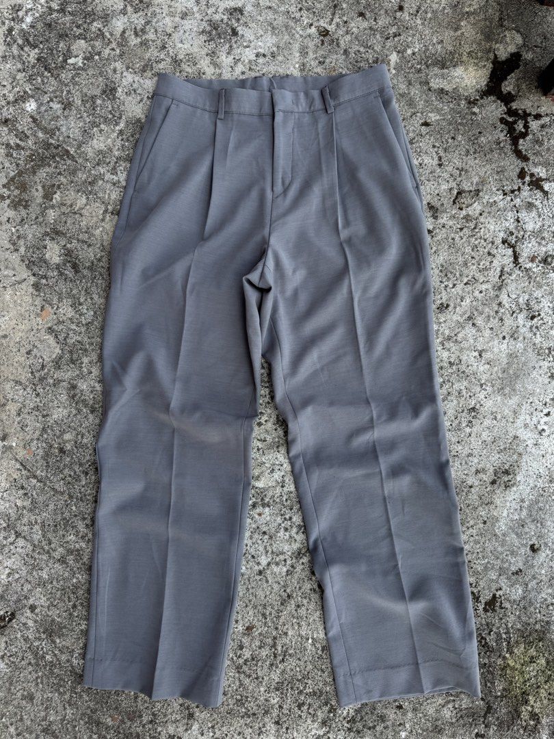 Hendel Widefit Gray Trousers (Category: Trousers) located in Baguio. Submitted by cygsami (Listing ID 1429717595, Image 1). Description: Hendel Pleated Trousers 32 in (waist) 41.5 in (length) 9 in (leg opening) 12 in (thigh).