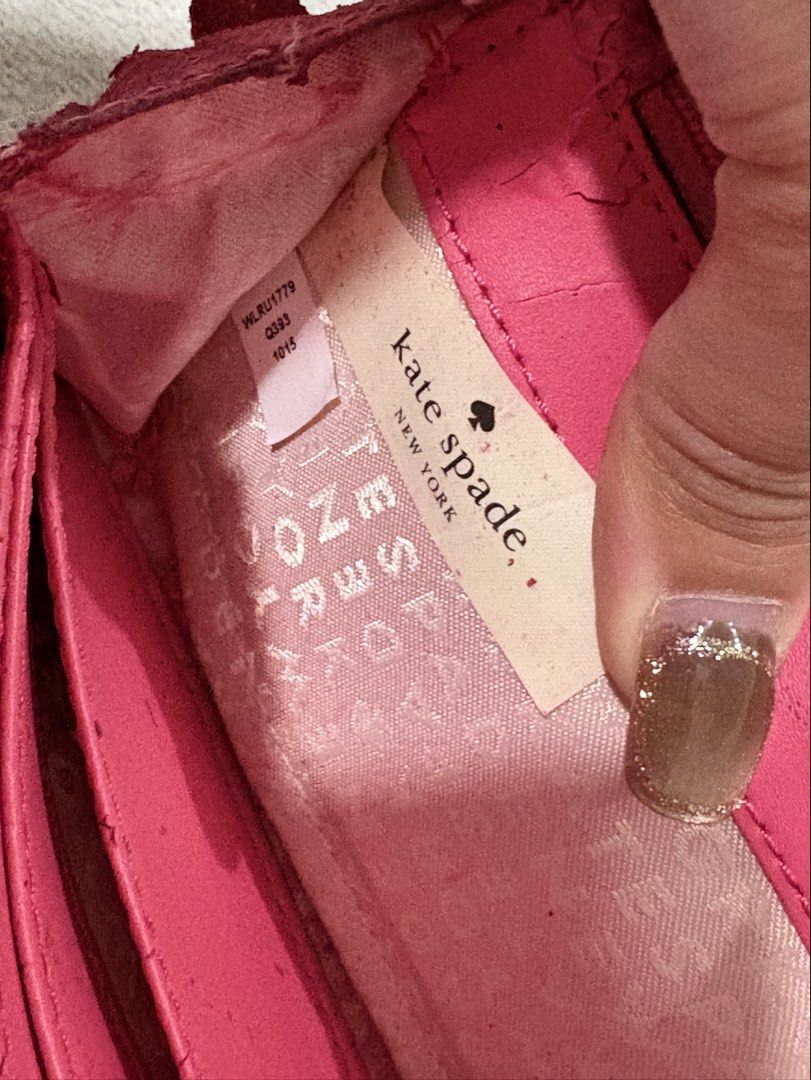 Kate Spade Pink Wrislet Large Wallet (Category: Wallets & Card holders) located in Bacoor. Submitted by tashlav (Listing ID 1429652825, Image 3). Description: 𝘩𝘰𝘯𝘦𝘴𝘵 𝘪𝘴𝘴𝘶𝘦 : 𝘵𝘩𝘦 𝘴𝘪𝘥𝘦𝘴 𝘢𝘳𝘦 𝘤𝘩𝘪𝘱𝘱𝘪𝘯𝘨 𝘰𝘧 𝘢𝘯𝘥 𝘪𝘵 𝘯𝘦𝘦𝘥𝘴 𝘢 𝘥𝘦𝘦𝘱 𝘤𝘭𝘦𝘢𝘯 𝘴𝘪𝘯𝘤𝘦 𝘪𝘵’𝘴 𝘩𝘦𝘢𝘷𝘪𝘭𝘺 𝘶𝘴𝘦𝘥 (𝘯𝘰 𝘪𝘴𝘴𝘶𝘦𝘴 𝘢𝘴𝘪𝘥𝘦 𝘧𝘳𝘰𝘮 𝘵𝘩𝘢𝘵) AUTHENTIC .