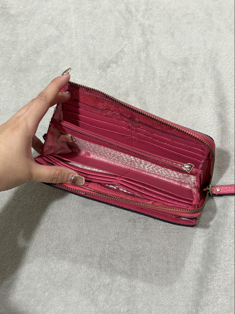 Kate Spade Pink Wrislet Large Wallet (Category: Wallets & Card holders) located in Bacoor. Submitted by tashlav (Listing ID 1429652825, Image 2). Description: 𝘩𝘰𝘯𝘦𝘴𝘵 𝘪𝘴𝘴𝘶𝘦 : 𝘵𝘩𝘦 𝘴𝘪𝘥𝘦𝘴 𝘢𝘳𝘦 𝘤𝘩𝘪𝘱𝘱𝘪𝘯𝘨 𝘰𝘧 𝘢𝘯𝘥 𝘪𝘵 𝘯𝘦𝘦𝘥𝘴 𝘢 𝘥𝘦𝘦𝘱 𝘤𝘭𝘦𝘢𝘯 𝘴𝘪𝘯𝘤𝘦 𝘪𝘵’𝘴 𝘩𝘦𝘢𝘷𝘪𝘭𝘺 𝘶𝘴𝘦𝘥 (𝘯𝘰 𝘪𝘴𝘴𝘶𝘦𝘴 𝘢𝘴𝘪𝘥𝘦 𝘧𝘳𝘰𝘮 𝘵𝘩𝘢𝘵) AUTHENTIC .