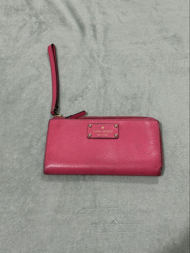 Kate Spade Pink Wrislet Large Wallet (Category: Wallets & Card holders) located in Bacoor. Submitted by tashlav (Listing ID 1429652825, Image 1). Description: 𝘩𝘰𝘯𝘦𝘴𝘵 𝘪𝘴𝘴𝘶𝘦 : 𝘵𝘩𝘦 𝘴𝘪𝘥𝘦𝘴 𝘢𝘳𝘦 𝘤𝘩𝘪𝘱𝘱𝘪𝘯𝘨 𝘰𝘧 𝘢𝘯𝘥 𝘪𝘵 𝘯𝘦𝘦𝘥𝘴 𝘢 𝘥𝘦𝘦𝘱 𝘤𝘭𝘦𝘢𝘯 𝘴𝘪𝘯𝘤𝘦 𝘪𝘵’𝘴 𝘩𝘦𝘢𝘷𝘪𝘭𝘺 𝘶𝘴𝘦𝘥 (𝘯𝘰 𝘪𝘴𝘴𝘶𝘦𝘴 𝘢𝘴𝘪𝘥𝘦 𝘧𝘳𝘰𝘮 𝘵𝘩𝘢𝘵) AUTHENTIC .