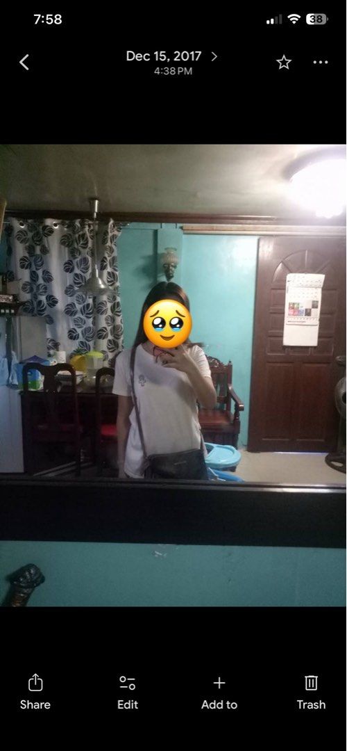 Large Black Framed Mirror (Category: Mirrors) located in Manila. Submitted by declutterwithpeanut (Listing ID 1429781156, Image 1). Description: Sobrang laki po nyan Sorry yan nalang pic ko nasa dati naming bahay and may nangungupahan don so andon ung item pero syempre kukunin pag bibilin .