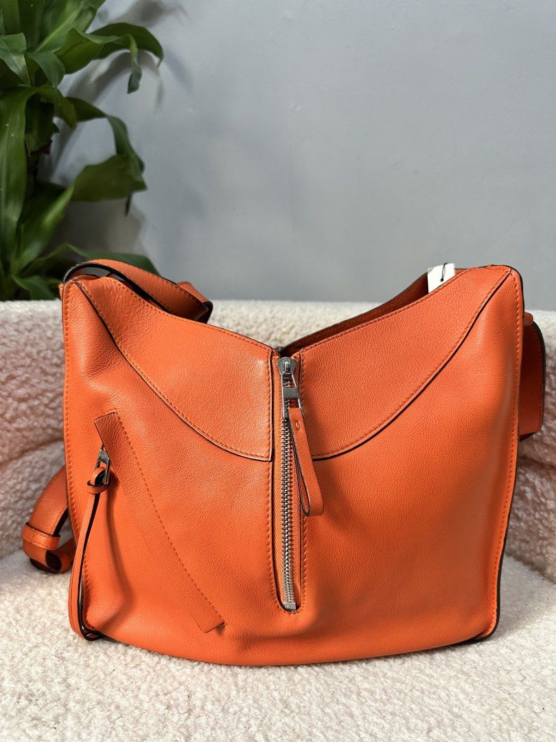 Loewe Hammock Small (Category: Luxury Bags & Wallets) located in Manila. Submitted by louisegab_luxshopper (Listing ID 1429774560, Image 3). Description: 💯authentic With generic db.