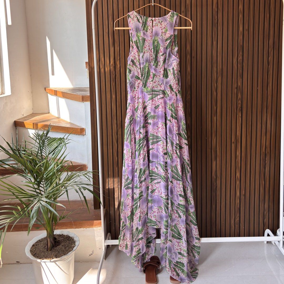 MANGO Pleated Floral Midi Dress - Small (Category: Dresses) located in Cavite. Submitted by declutteringmama12 (Listing ID 1427015816, Image 2). Description: MANGO Pleated Floral Midi Dress 🌸 Size: Small (best fit for XS to Small) Super pretty and flowy Mango dress with a soft floral print in pastel tones. Features a flattering V-neckline, cinched waist, and elegant pleated skirt with an asymmetrical hem—perfect for brunch dates, travel, or spec