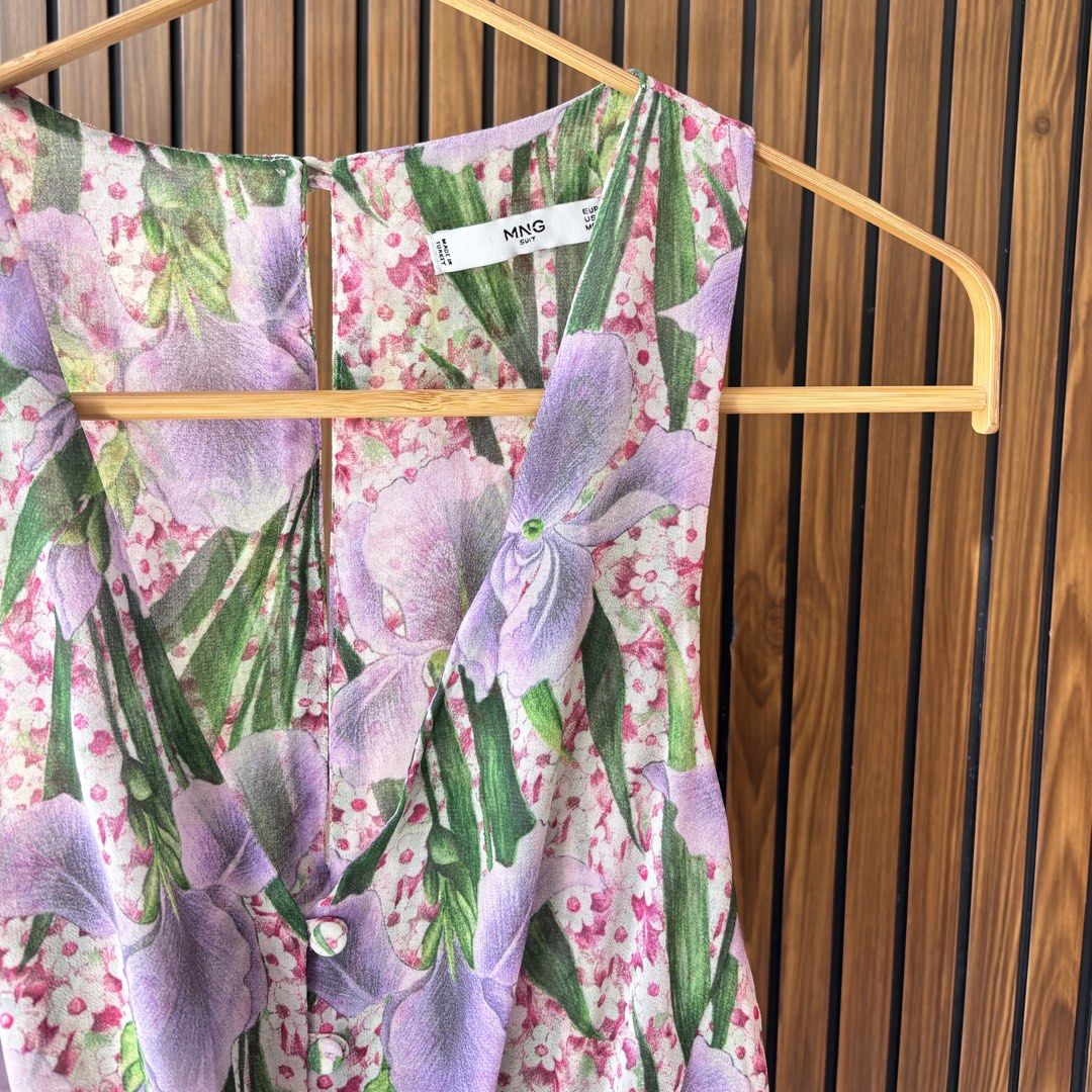 MANGO Pleated Floral Midi Dress - Small (Category: Dresses) located in Cavite. Submitted by declutteringmama12 (Listing ID 1427015816, Image 3). Description: MANGO Pleated Floral Midi Dress 🌸 Size: Small (best fit for XS to Small) Super pretty and flowy Mango dress with a soft floral print in pastel tones. Features a flattering V-neckline, cinched waist, and elegant pleated skirt with an asymmetrical hem—perfect for brunch dates, travel, or spec