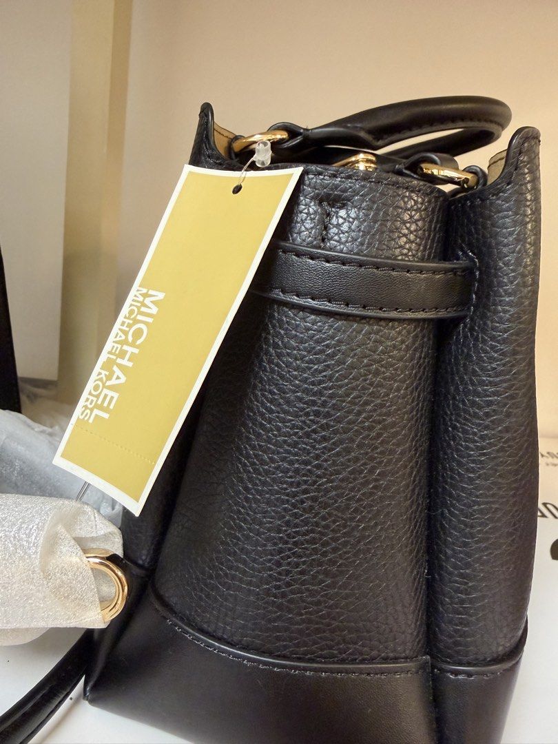 Michael Kors (Category: Luxury Bags & Wallets) located in Cavite. Submitted by purgingmycloset888 (Listing ID 1429831809, Image 2). Description: .