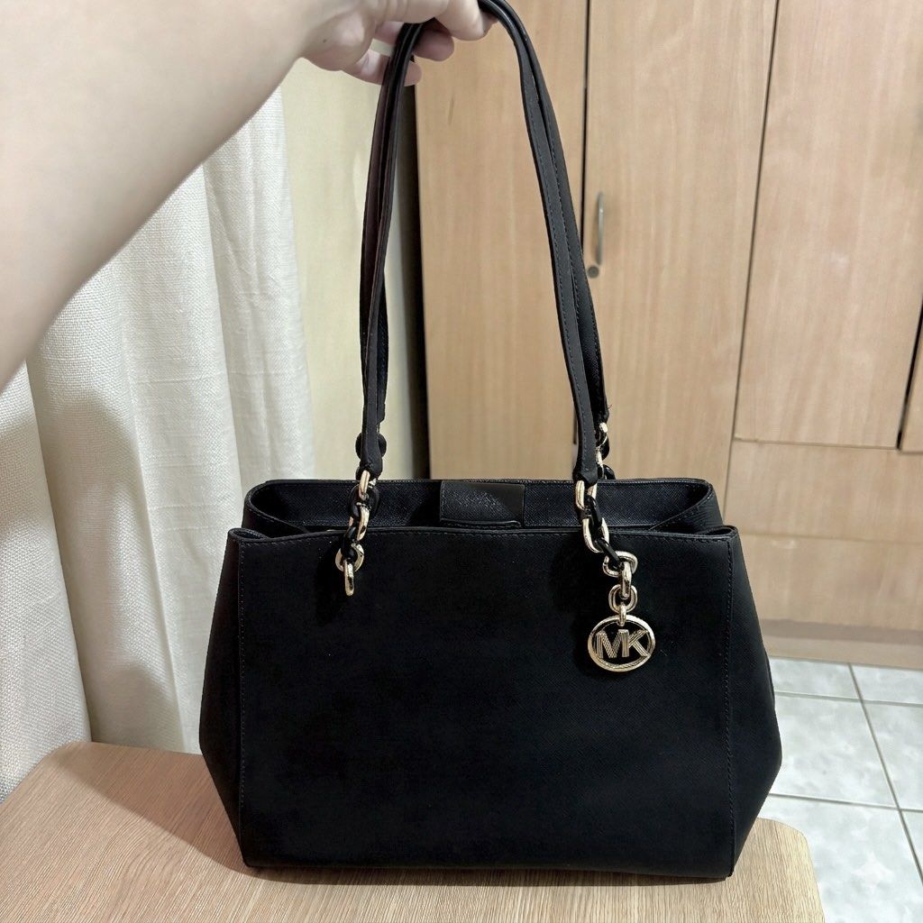 MICHAEL KORS SOFIA LARGE SAFFIANO LEATHER TOTE BAG (BLACK) (Category: Tote Bags) located in Iloilo. Submitted by archivebyn (Listing ID 1429734035, Image 1). Description: FS AUTHENTIC MICHAEL KORS SOFIA LARGE SAFFIANO LEATHER TOTE BAG (BLACK) GOLD-TONE METAL AND BLACK ACETATE CHAIN HANDLES SNAP BUTTON CLOSURE ONLY ISSUE: PAINT CHIPS AND SCRATCHES ON THE BUTTONS AND METAL CHAIN HANDLES DIMENSIONS: 13’’L X 10’’H X 4.5’’W 11’’ Handle Drop SELLING FO