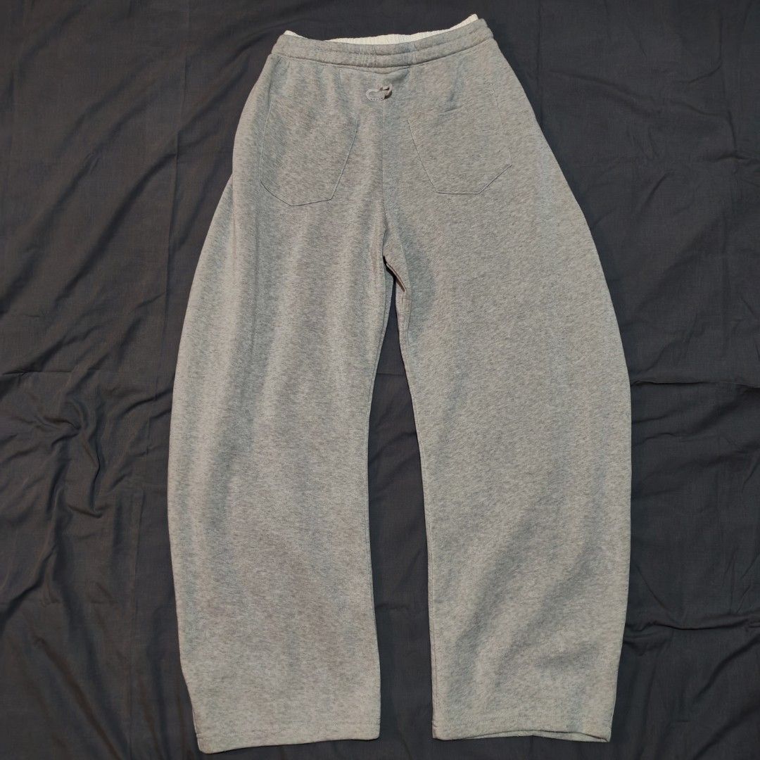 Neonblanc Wide Leg Gray Sweatpants (Category: Joggers) located in Caloocan City. Submitted by zejara (Listing ID 1429811040, Image 2). Description: - Grey Wide Leg Sweatpants - Like new, minimal flaws - No when worn pics - Length: 44" - Waist: 30" PAYMENT: GCash/Paymaya.