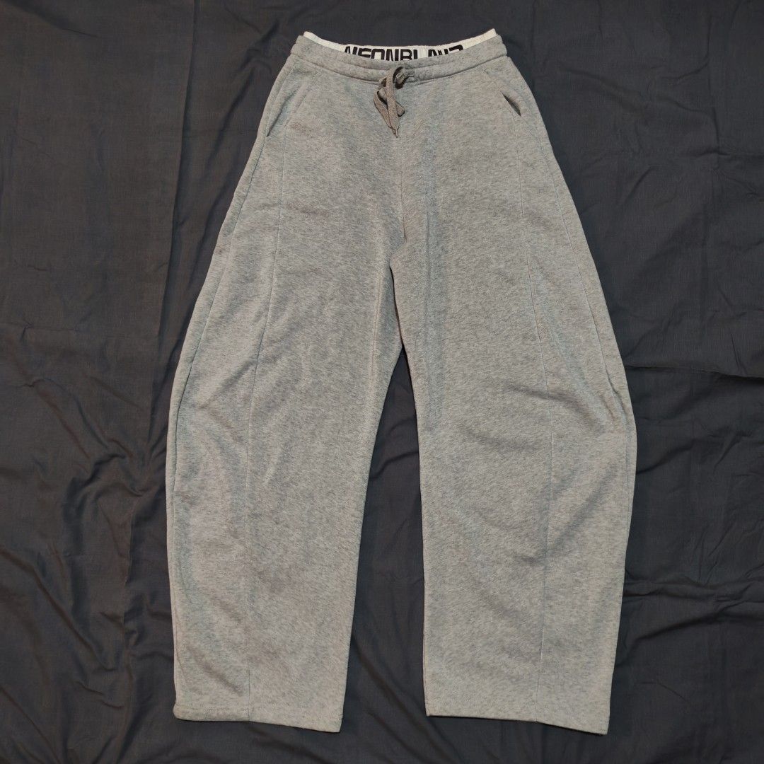 Neonblanc Wide Leg Gray Sweatpants (Category: Joggers) located in Caloocan City. Submitted by zejara (Listing ID 1429811040, Image 1). Description: - Grey Wide Leg Sweatpants - Like new, minimal flaws - No when worn pics - Length: 44" - Waist: 30" PAYMENT: GCash/Paymaya.