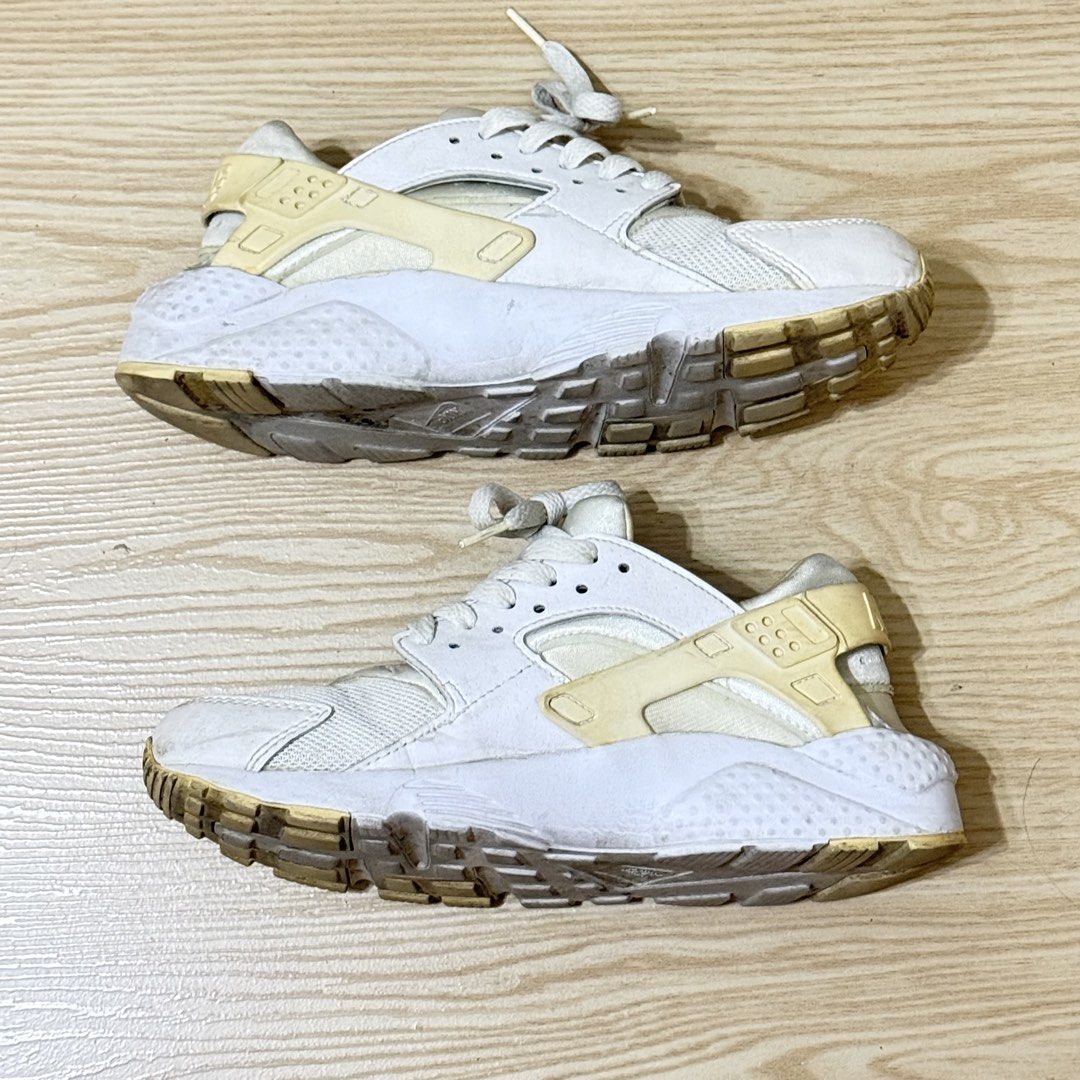 Nike Air Huarache White Sneakers (Category: Sneakers) located in Orani. Submitted by buynsellpurpose (Listing ID 1429803700, Image 1). Description: Lightly used But strap are yellowish.