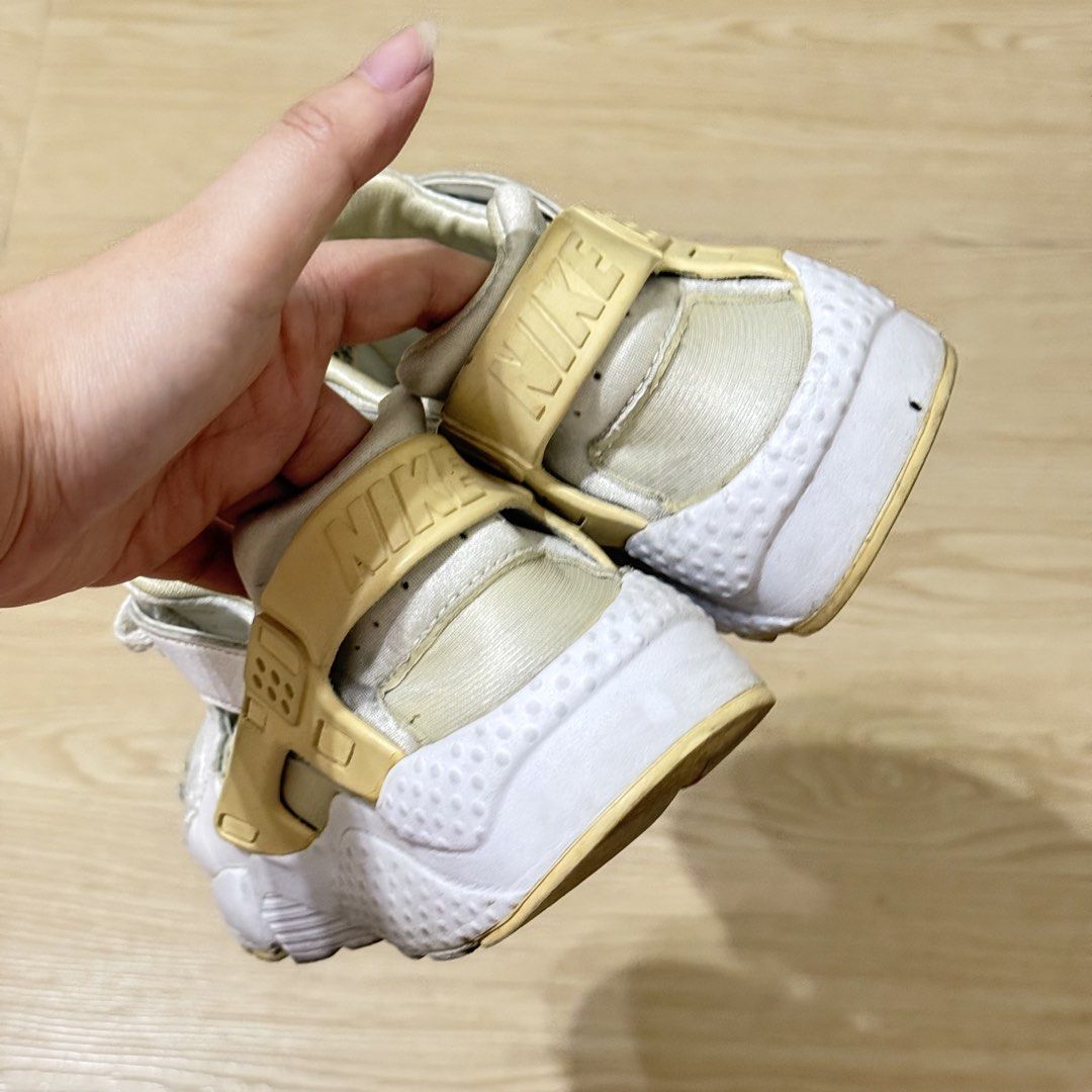 Nike Air Huarache White Sneakers (Category: Sneakers) located in Orani. Submitted by buynsellpurpose (Listing ID 1429803700, Image 3). Description: Lightly used But strap are yellowish.