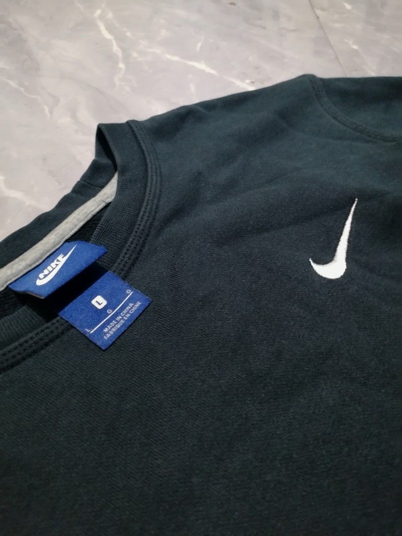 Nike Crewneck Charcoal Black (Category: Coats, Jackets and Outerwear) located in Manila. Submitted by eightofour (Listing ID 1429822880, Image 2). Description: 27 X 21 Medium to Large Flawless.