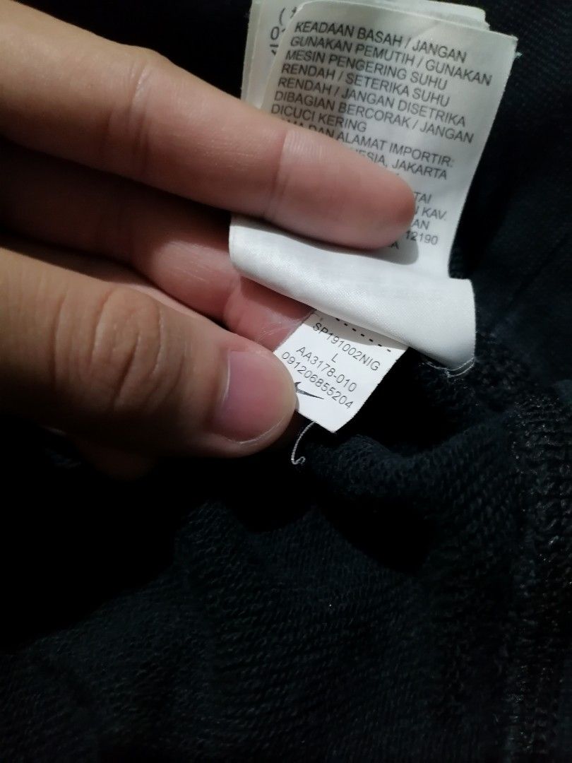 Nike Crewneck Charcoal Black (Category: Coats, Jackets and Outerwear) located in Manila. Submitted by eightofour (Listing ID 1429822880, Image 3). Description: 27 X 21 Medium to Large Flawless.