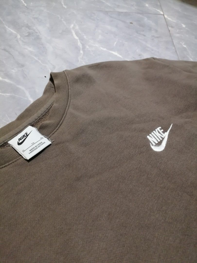 Nike Crewneck Sweatshirt XL (Category: Coats, Jackets and Outerwear) located in Manila. Submitted by eightofour (Listing ID 1429822402, Image 2). Description: 27 X 25 (BOXY) XLarge Flawless.