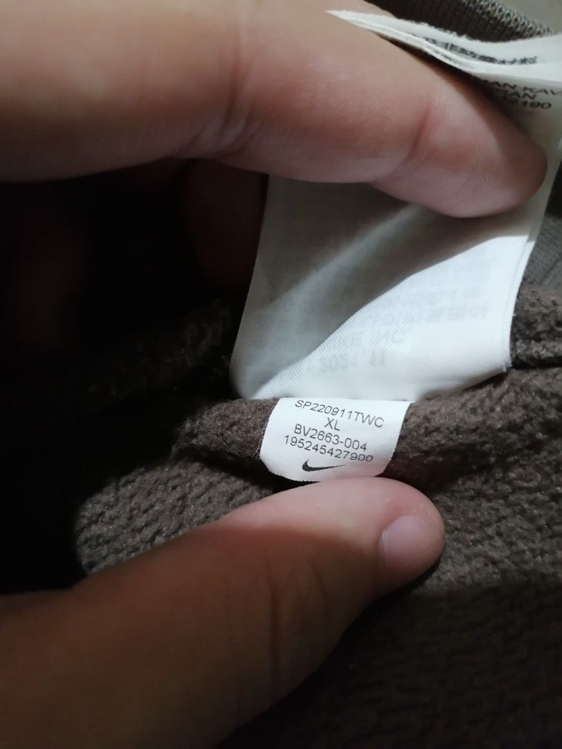 Nike Crewneck Sweatshirt XL (Category: Coats, Jackets and Outerwear) located in Manila. Submitted by eightofour (Listing ID 1429822402, Image 3). Description: 27 X 25 (BOXY) XLarge Flawless.